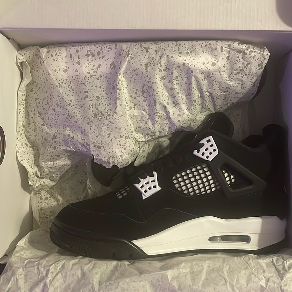 Air Jordan Retro 4’s white thunder size 5.5 Men’s / 7 women’s